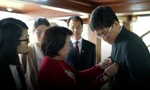 Bí thư thứ nhất Ban Bí thư T.Ư Đoàn Trung Quốc nhận món quà đặc biệt tại Khu di tích Chủ tịch Hồ Chí Minh 