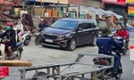 Hà Nội: Xe cộ như ‘làm xiếc’ trên 700m đường chậm tiến độ