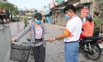 Tận thấy người dân quận Tây Hồ đi chợ cách nhật bằng ‘tem phiếu’