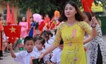 Xúc động ngày khai giảng, phụ huynh bật khóc vì con được tới trường