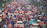 Gần trưa, người Hà Nội vẫn chật vật 'vượt' mưa lạnh và ùn tắc để đến công sở