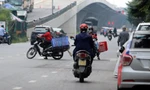 Xe máy nườm nượp đi ngược chiều 'né' chốt kiểm soát khu vực ra vào 'vùng đỏ' của Hà Nội