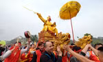 Hàng nghìn người xem nghi lễ rước 'vua sống' có một không hai ở Hà Nội