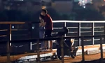 Hà Nội vừa 'nới lỏng', cầu Long Biên lại thành điểm hẹn hò, tập thể dục