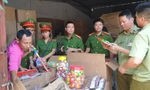 50 tấn bánh kẹo, đồ chơi trẻ em nhập lậu đã bị cảnh sát bắt giữ khi đang trên đường về Hà Nội tiêu thụ
