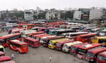 Người dân bỏ bến, ra đường đón xe trên quốc lộ 1, TP Thủ Đức. Ảnh: H.H