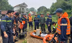 Phát hiện ô tô đầu kéo cách cầu Phong Châu bị sập gần 100 mét, không có nạn nhân trong ca bin