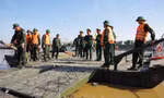 Công binh sử dụng phà đưa người dân qua sông Hồng, cách khu vực cầu Phong Châu 400m