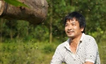 Tuyệt chiêu chàng thợ săn 'dụ' ong rừng về nhà nuôi lấy mật