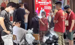 Nhiều người dân ở Hà Nội vẫn xếp hàng mua bán vàng dịp cuối tuần vừa qua. Ảnh: Ngọc Mai