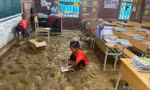 Lũ ống ập về khiến trường tiểu học bị ngập sâu, nhiều sách vở của học sinh bị hư hỏng
