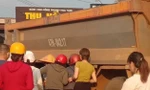 Mẹ ôm thi thể con trai khóc ngất sau va chạm xe tải