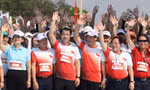 Bí thư T.Ư Đoàn Ngô Văn Cương tặng bản đồ Việt Nam và cờ Tổ quốc cho Tỉnh Đoàn Phú Yên