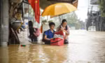 Sạt lở đất ngay sát ngôi nhà ở Yên Bái