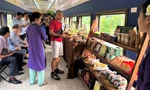 Đoàn tàu kết nối di sản Huế - Đà Nẵng với nhiều hoạt động bên trong mang lại cho du khách nhiều trải nghiệm. Ảnh: T.T