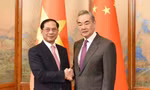 Phó Thủ tướng, Bộ trưởng Ngoại giao Bùi Thanh Sơn và Bộ trưởng Ngoại giao Trung Quốc Vương Nghị chụp ảnh chung trước khi đồng chủ trì kỳ họp ngày 10/12. (Ảnh: VGP)