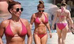 Bà xã Wayne Rooney diện bikini 'bốc lửa' ở biển