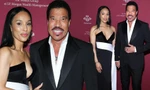 Danh ca Lionel Richie 73 tuổi tay trong tay bạn gái kém 40 tuổi đi sự kiện