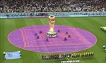 Mô hình Cup vô địch của FIFA được trình diễn trước trận đấu khai màn World Cup 2022 giữa đội chủ nhà Qatar và Ecuador trên sân Al-Bayt ở Al Khor, Qatar ngày 20/11/2022. Ảnh: AFP/TTXVN