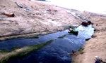 Nước thải đen ngòm chảy tràn xuống bãi biển Nam Ô. Ảnh: Nguyễn Thành