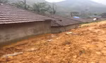Mưa liên tục trong nhiều ngày qua đã gây thêm hàng loạt điểm sạt lở mới ở các huyện miền núi Quảng Ngãi. Ảnh: CTV