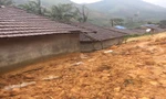 Mưa liên tục trong nhiều ngày qua đã gây thêm hàng loạt điểm sạt lở mới ở các huyện miền núi Quảng Ngãi. Ảnh: CTV