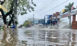 Nhiều tuyến đường Quảng Ngãi ngập sâu trong nước. Ảnh: Nguyễn Ngọc