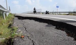 Đường dẫn lên cầu vượt cao tốc 34.000 tỷ đồng lại nứt toác