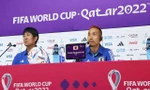 Hậu vệ Yuto Nagatomo cùng HLV Hajime Moriyasu trả lời phỏng vấn trước trận đấu.