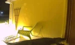 Clip: Nghe tiếng động lạ ngoài cửa lúc 4h sáng, check camera ớn lạnh thấy vị khách đáng sợ