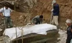 Nổ tung mộ cổ lấy đá làm cầu thì vàng bạc châu báu bất ngờ bắn ra tung tóe khiến ai cũng sốc nặng. Ảnh QQ