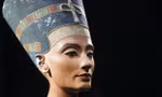 Bức tượng bán thân được làm bằng đất nung của Nefertiti.