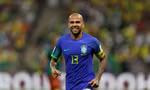 Brazil bại trận trước Cameroon, Daniel Alves vẫn lập nên kỷ lục mới