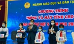 Đại diện học sinh nhận máy tính từ chương trình "Sóng và máy tính cho em" chiều 19/11. 
