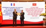 Đại sứ đặc mệnh toàn quyền nước Cộng hòa Pháp tại Việt Nam trao Huân chương Bắc đẩu Bội tinh cho GS.VS Châu Văn Minh.
