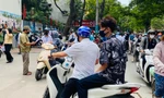 Hà Nội: Nhiều học sinh 'đầu trần' ngồi xe máy đến điểm thi vào lớp 10