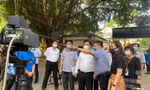Thứ trưởng Nguyễn Hữu Độ kiểm tra máy đo thân nhiệt tự động tại Trường THPT Việt Đức. 