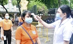 Thí sinh được phân luồng, đo nhiệt độ trước khi vào phòng thi. 