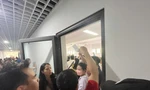 Hàng trăm phụ huynh ‘quây’ trường ở Hà Nội: Giải quyết thế nào?
