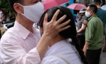 Nụ hôn của một phụ huynh dành cho con trước giờ vào phòng thi.(ảnh: Mạnh Thắng)