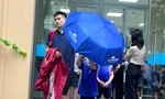 Hà Nội: Lo giông lốc, ngập lụt nhiều trường thông báo đón học sinh sớm