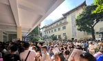 Phụ huynh Hà Nội ngủ qua đêm ở cổng trường, cuống cuồng giành suất cho con vào lớp 10