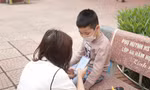 Hi hữu một phụ huynh đưa con lớp 1 đến nhầm trường