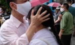 Một phụ huynh hôn tạm biệt con trước khi vào phòng thi tại điểm thi THPT Chu Văn An. 