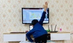 Một học sinh leo cả lên bàn trong giờ học trực tuyến. 