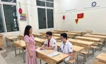 Hà Nội: Thí sinh gãy chân được hỗ trợ đưa vào tận phòng thi riêng