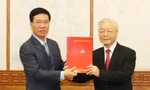 Tổng Bí thư, Chủ tịch nước trao quyết định của Bộ Chính trị cho ông Võ Văn Thưởng (ảnh TTXVN)
