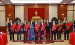 Thường trực Ban Bí thư Võ Văn Thưởng trao quyết định nghỉ hưu cho các Ủy viên T.Ư Đảng khóa XII (Ảnh: TTXVN)