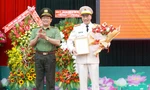 Thượng tá Lê Hữu Tuấn (phải) nhận quyết định bổ nhiệm.