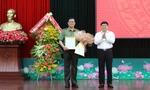 Phó Bí thư Thường trực Tỉnh ủy Đắk Lắk Phạm Minh Tấn trao quyết định, tặng hoa chúc mừng đại tá Lê Vinh Quy